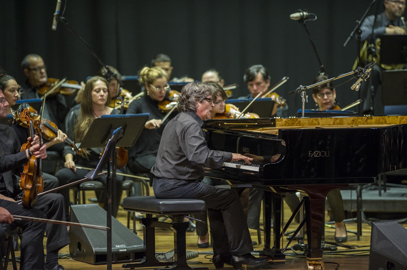 San Jose 25 de setiembre de 2015 Teatro Nacional, concierto Flamenco Sinfonico con los españoles Chano Dominguez en el Piano y el Niño Josele en la guitarra con el percucionista invitado Pablo Dominguez y la Orquesta Sinfonica Nacional. en la fotografia Chano Dominguez en el Piano. Fotografia Jose Cordero
